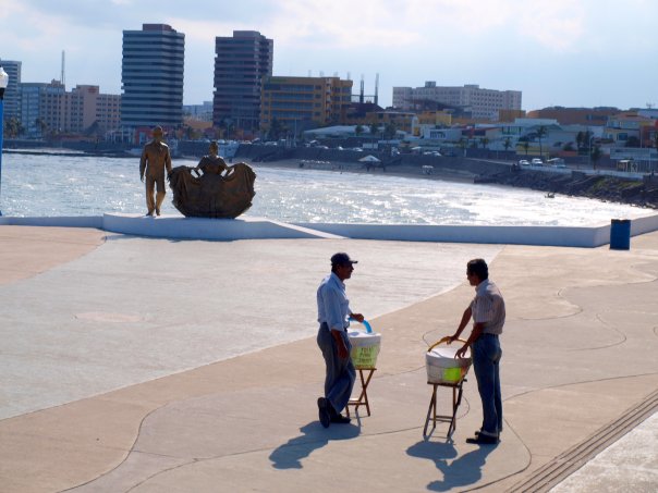 charla_en_plaza_desierta_Ricardo_Luna_Aburto