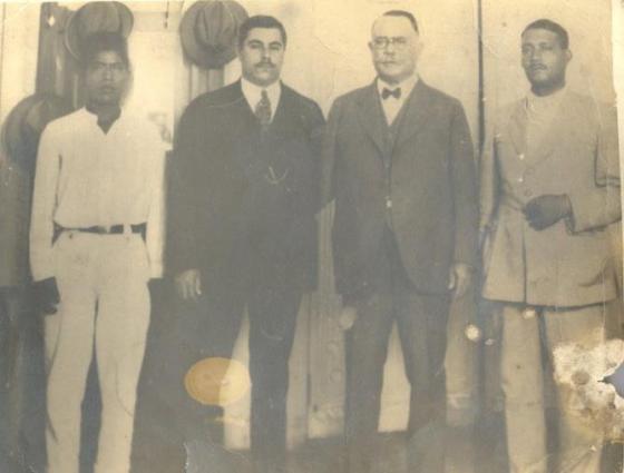 De izquierda a derecha: Sabino Calderón Mendoza, líder hilandero de Santa Rosa, Veracruz; Manlio Fabio Altamirano, político veracruzano; Gral. Alvaro Obregón, expresidente de México y Gral. Joaquín Amaro, militar revolucionario, ex Secretario de Guerra y Marina en el sexenio de Obregón