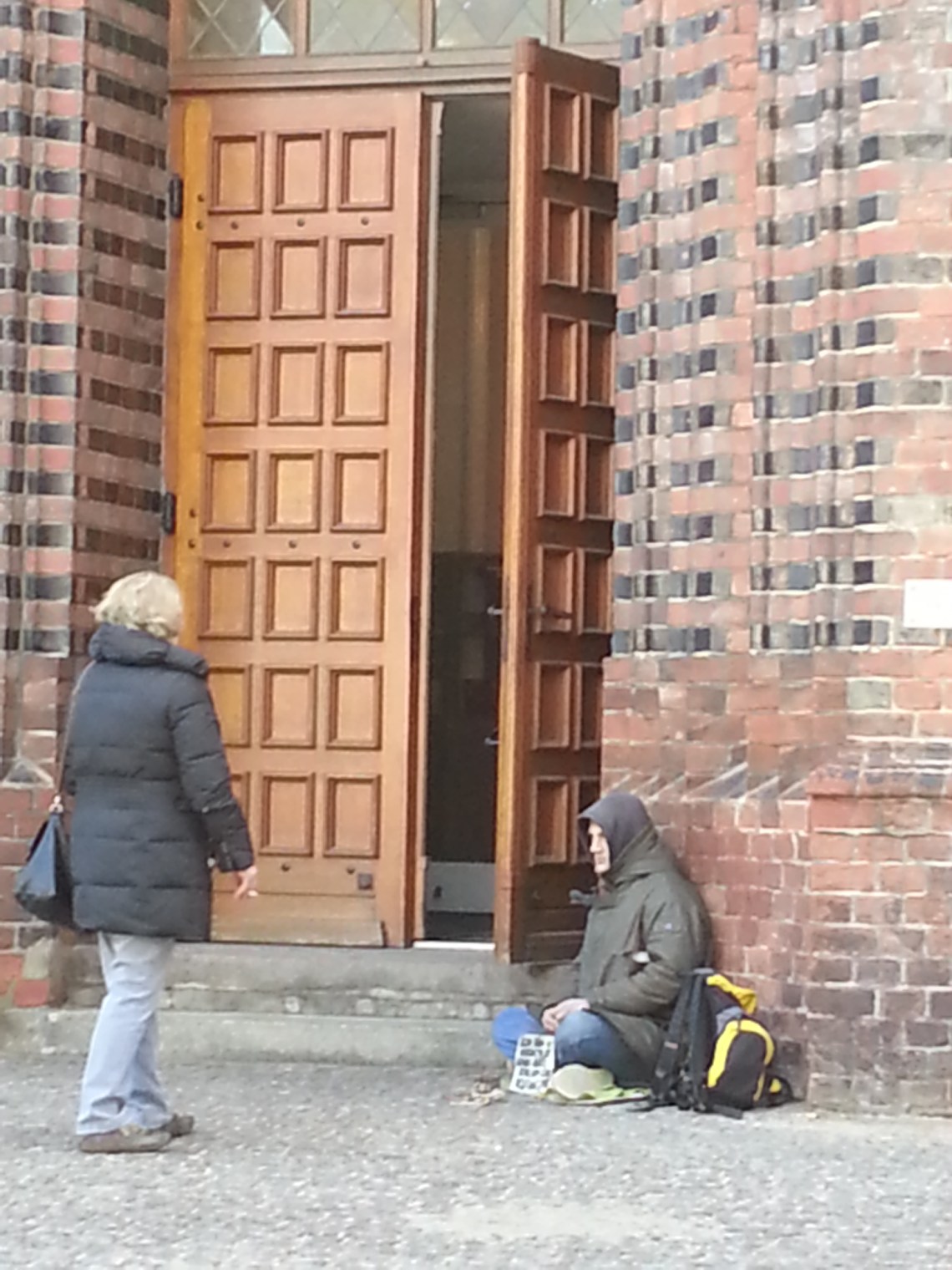 Ante la crisis económica que lacera a gran parte de la población europea en estos días, ada día es más común encontrar vendedores ambulantes o gente pidiendo dinero en las calles, como el caso de esta persona en la ciudad de Kiel, Alemania, llamada la puerta de Europa  