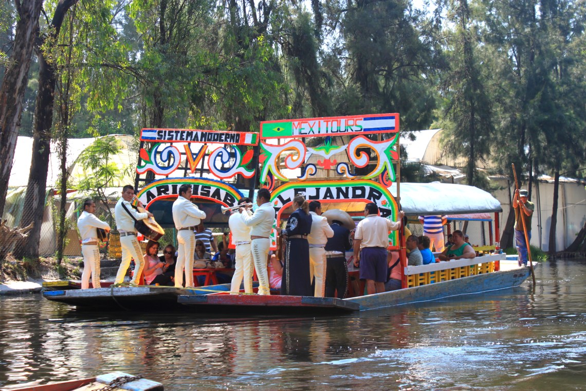 Mariachi_sobre_las_Aguas_Miguel_Angel_Cristiani
