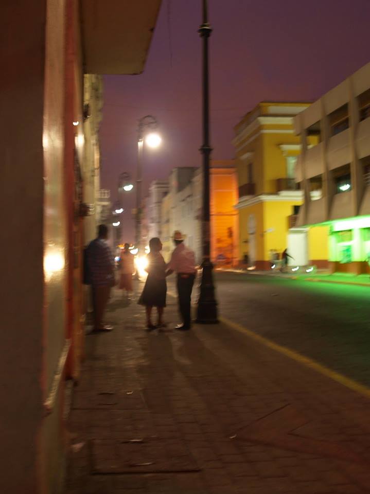 acuarela nocturna de un romance a media calle