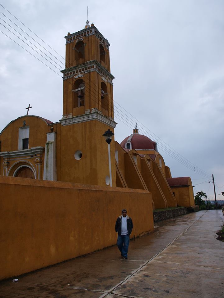 Transeúnte_bajo_el_templo_Ricardo_Luna_Aburto