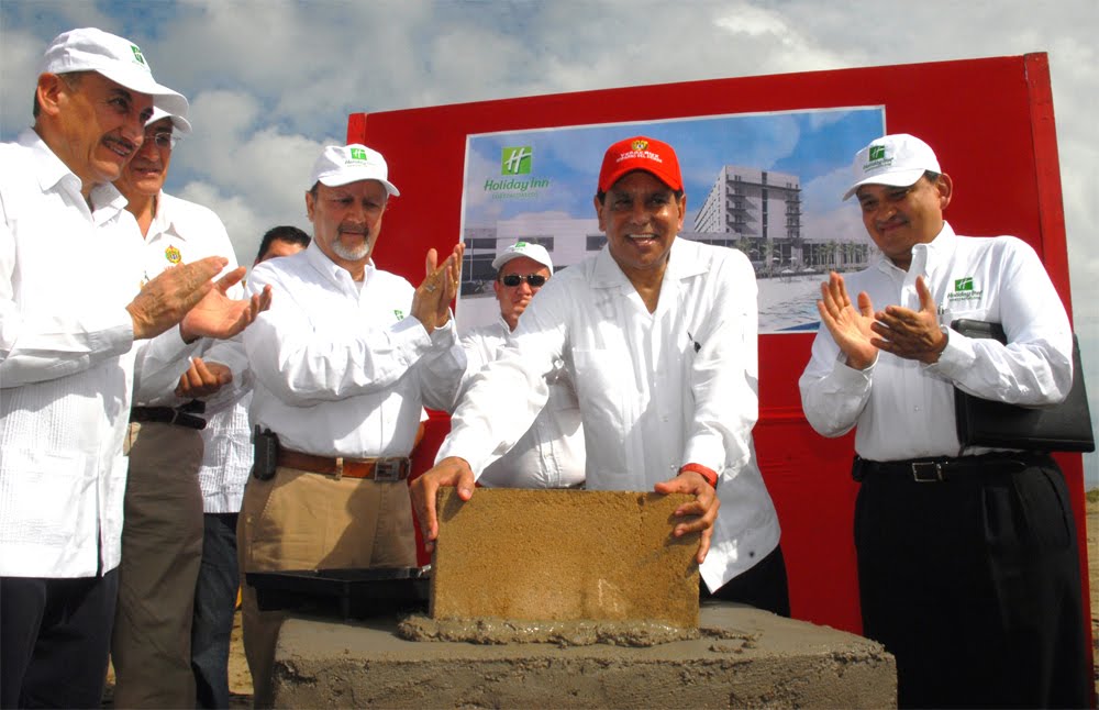 Fidel Herrera coloca primera piedra del Hotel Holliday Inn en Coatzacoalcos