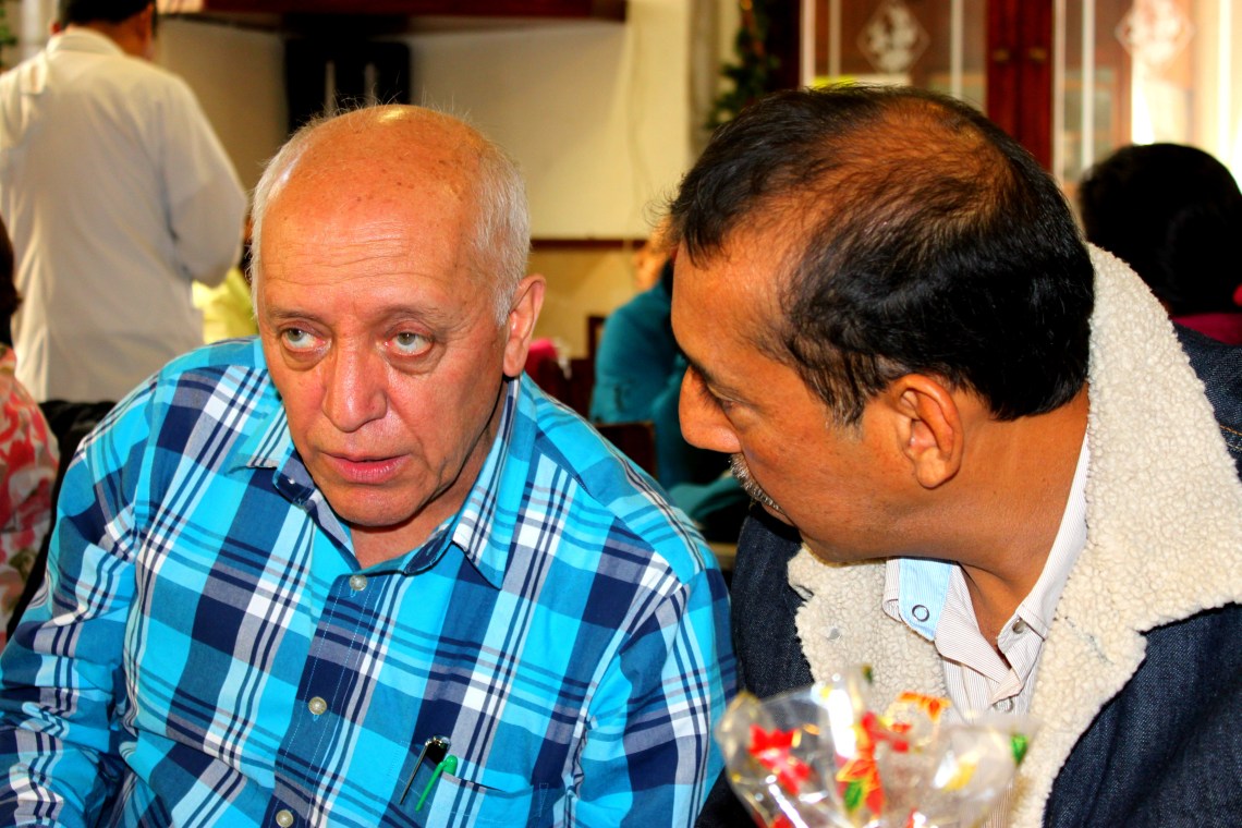 Rodolfo Mata Reyes dialoga con Marco Agustín Malpica Rivera, director de la FACICO