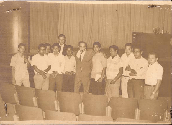 Roberto Blanco Moheno y estudiantes de periodismo UV