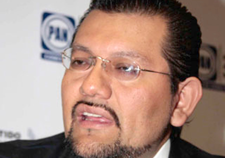 De hecho en el grupo del PAN rojo se observa una profunda crisis que muestra la caída de la fuerza del actual dirigente estatal de ese partido, Enrique Cambranis