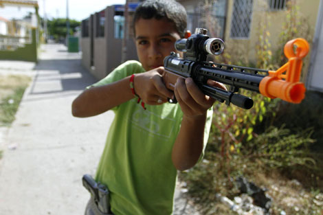 niñomexicanoconpistola