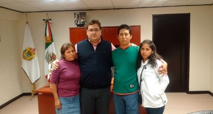 gobernador Javier Duarte con familiares de periodista