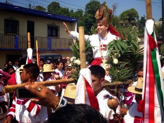 Manuel_Velasco_Coello_cargado_por_indigenas_mexicanos