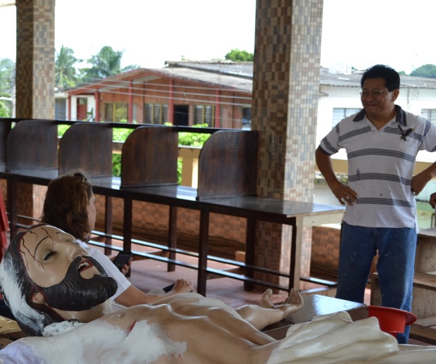 Sixto Aparicio Candelario ante obra