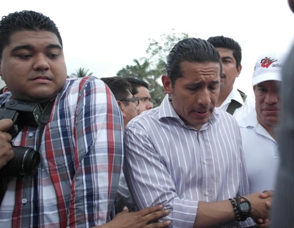 Muchos, demasiados pecados electorales ha cometido Érick Lagos como candidato a diputado federal por Acayucan; pero en el INE están tuertos y sordos y nada ven y nada escuchan