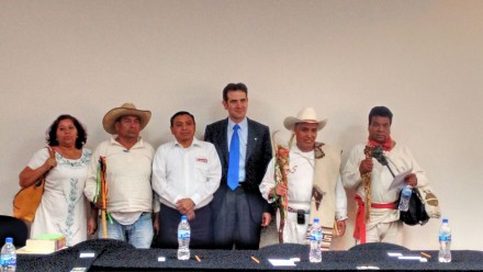 CORDOVA_con_indígenas_mexicanos