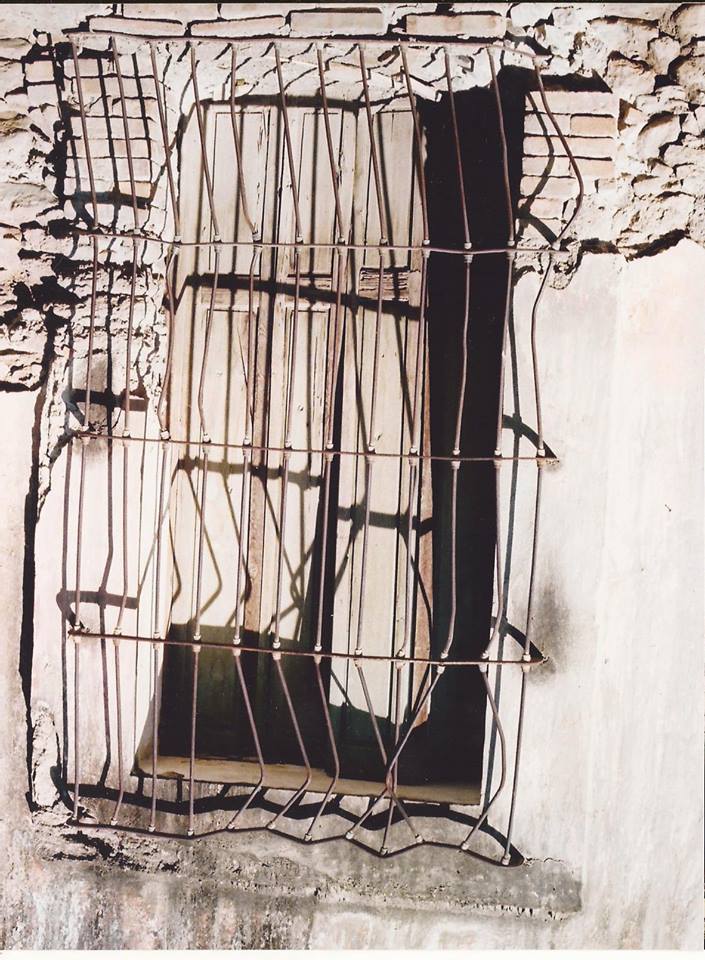 La_ventana_rota_luis_armas_Bravo