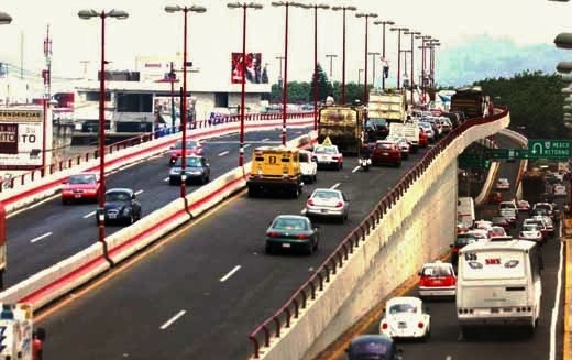 XALAPA, Ver; 4 de Junio.- A pesar de que el puente de Plaza Crystal esta construido prácticamente en su totalidad, aun quedan pendientes: el puente peatonal y mejores controles de seguridad para reducir la velocidad en la avenida Lázaro Cárdenas, una de las arterias de la ciudad más transitadas.FOTOJAROCHA.COM//