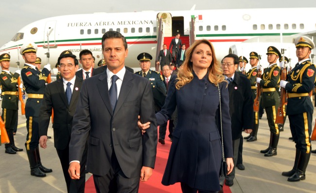 BEIJING, REPÚBLICA POPULAR CHINA, 10NOVIEMBRE2014.- Acompañado por  su esposa, Angélica Rivera de Peña, el Presidente de México, Enrique Peña Nieto, arribó hoy a esta nación donde participará en la Cumbre de Líderes de APEC y llevará a cabo una Visita de Estado. El primer mandatario fue recibido por el alcalde de Beijing, Wang Anshun. FOTO: PRESIDENCIA /CUARTOSCURO.COM