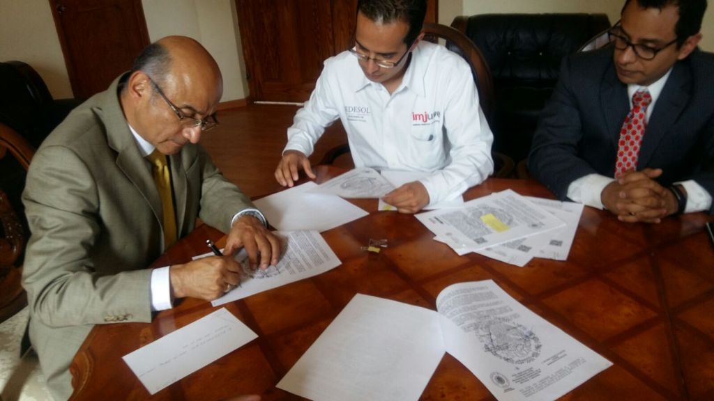 INJUVER-FIRMA-CONVENIO-2015