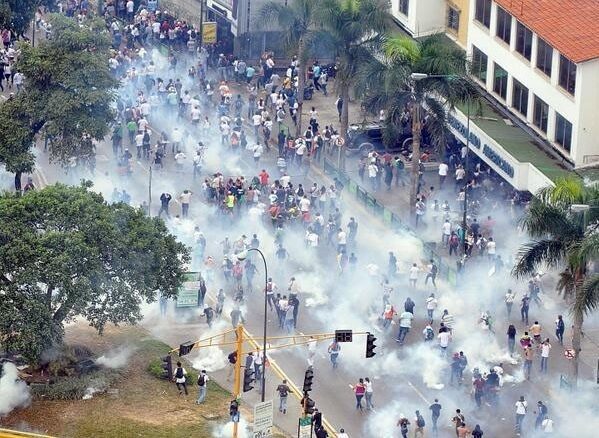 policia actuando contra habitantes de Villa Allende
