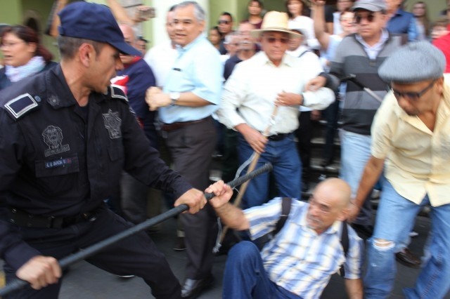 policia_desalojando_jubilados