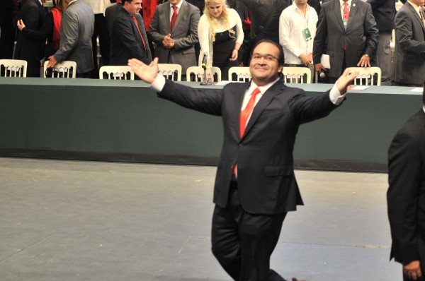 Xalapa, Ver.- En Sesión  del Consejo Político Estatal del PRI, Elizabeth Morales García  y Alfredo Ferrari,  tomaron protesta como presidenta y secretario respectivamente, con la presencia del gobernador Javier Duarte de Ochoa el Presidente Nacional del PRI César Camacho Quiroz y miles de priistas veracruzanos, llevado a cabo en el Teatro del estado de esta ciudad capital.