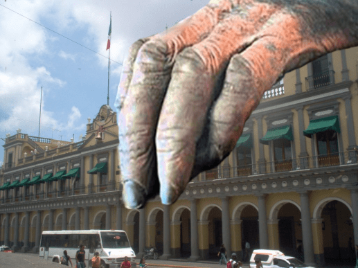LA_MANO_SOBRE_PALACIO