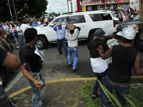 lanzan piedra contra vehiculo de miguel angel yunes
