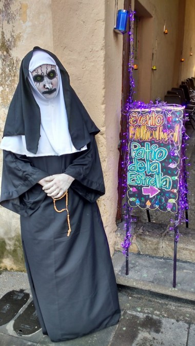 performance de bienvenida al patio de la estrella