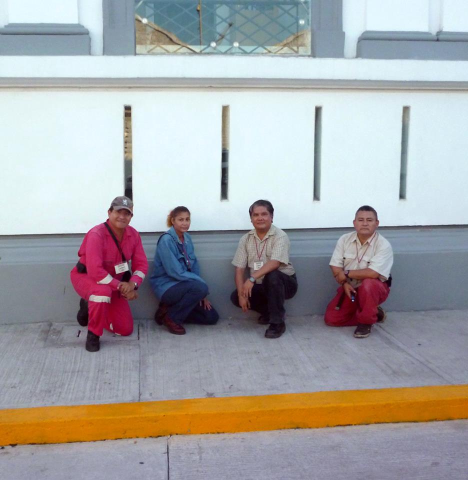 Foto del equipo antes de regresar a seguir trabajando en el interior del edificio. En lo personal, es un orgullo trabajar con personas de auténtico talento -no de fama creada por la publicidad-, con actitud positiva y disciplinada, y que tienen un verdadero compromiso con la historia de su ciudad. Por ella hacemos lo que hacemos y desafiamos las múltiples dificultades que el clima, la geografía, las instituciones y a veces los mismos ciudadanos con sus pugnas y protagonismos entre sí