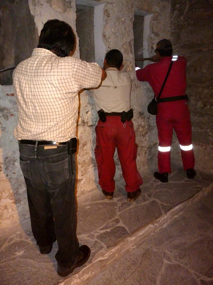 Representación de un tiro múltiple de defensa disparando a través de las troneras y sobre la banqueta para fusileros. Es preciso estar junto a la muralla y estar familiarizado con la arquitectura militar para detectar los detalles de su funcionamiento y sus particularidades, que difieren de los que tenia la muralla del lado de tierra
