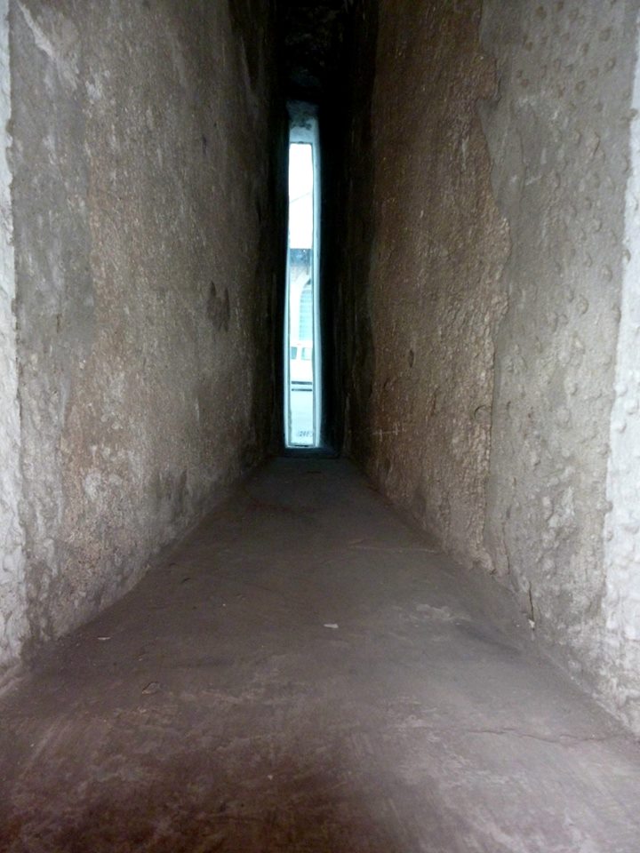 Vista del exterior desde la tronera de central. Se detectó que un solo fusilero podía defender a través de dos troneras con derrames laterales pronunciados, los extremos izquierdo y derecho, además del centro. Eso reducía la probabilidad de puntos muertos en la vigilancia y se podía asignar un soldado por cada 3 troneras, reduciendo así el número de la guarnición necesaria y por consiguiente los gastos en pertrechos y alimentos