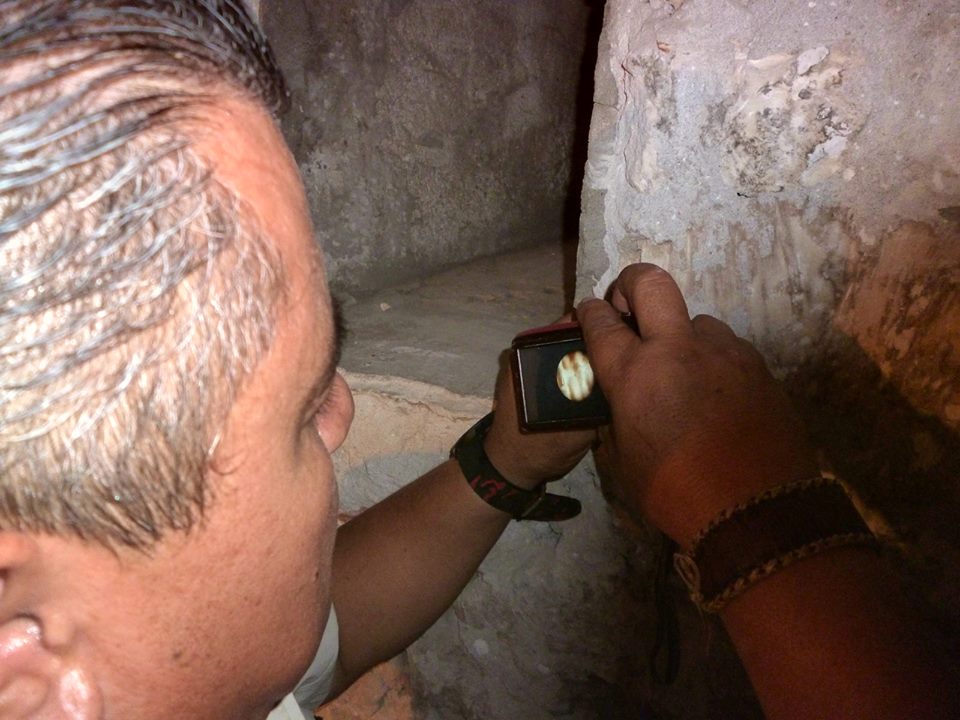 Estudio del material utilizando un microscopio digital. La composición del muro corresponde a una masa de mampostería de piedra múcara, cal y canto. Se estudiará que especies de corales se emplearon para levantar este muro