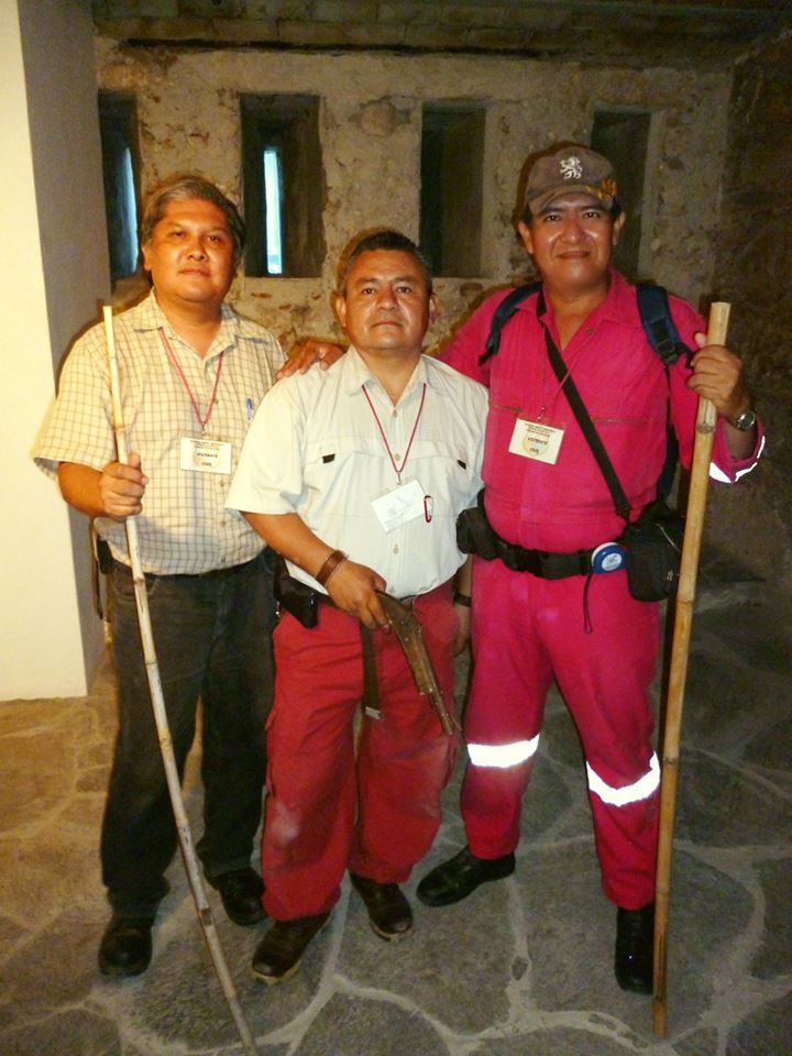 Proseguimos trabajando reloj en mano para cumplir los términos del convenio y terminamos hacia las 7:00 PM. Los miembros que hicimos las mediciones nos tomamos las fotos de recuerdo con los "fusiles" de experimento y la replica ornamental de una pistola del siglo XVIII, para ilustrar el disparo de armas cortas a través de las troneras. Aprovechamos además para saludar a un oficial amigo y explicar un poco de su historia al personal, que nos tratan con mucha simpatía