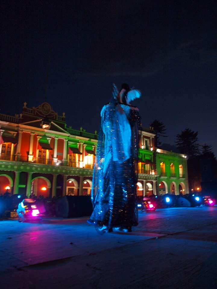 un_espectro_frente_al_palacio_ricardo_luna_aburto