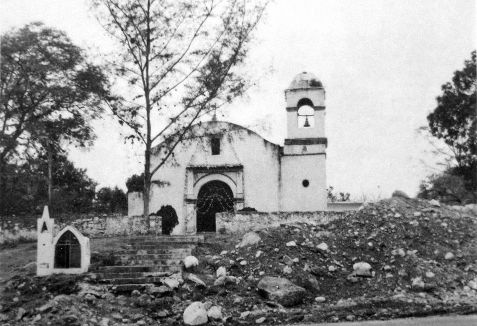 PIE DE FOTO ORIGINAL: "La capilla de Plan del Río, al frente de ella se aprecian los trabajos de ampliación de la carretera Veracruz-Jalapa".