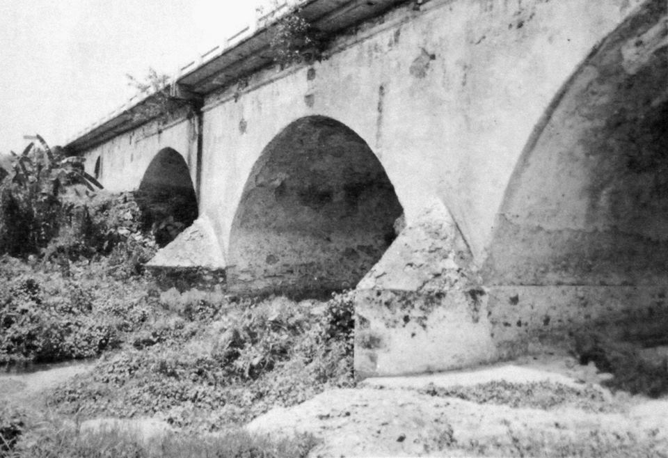 PIE DE FOTO ORIGINAL: "Detalle del llamado puente chico, construido durante la colonia y aprovechado hasta la fecha".