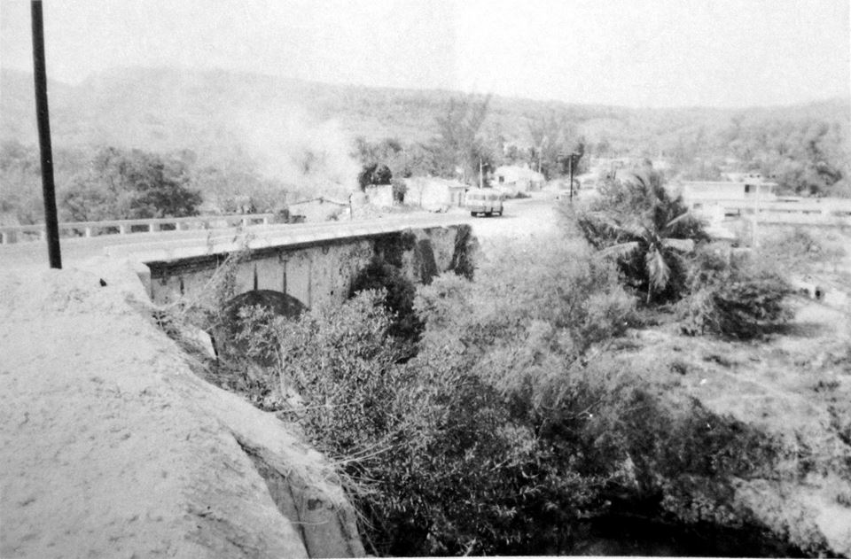 PIE DE FOTO ORIGINAL: "Vista del puente pintado por Egerton. En primer plano se aprecian los daños causados por la S.C.T. y al fondo se ven las ruinas de la antigua venta".
