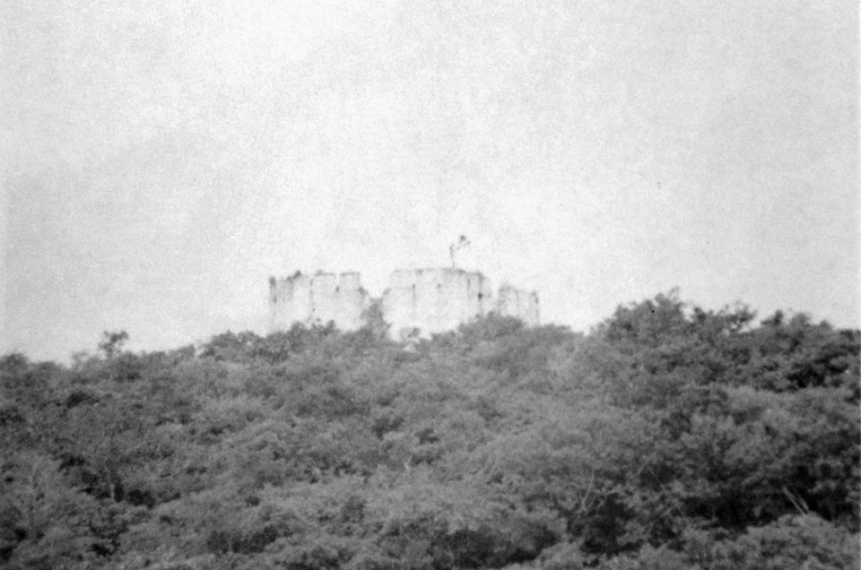 PIE DE FOTO ORIGINAL: "El fortín antes de los trabajos de restauración".