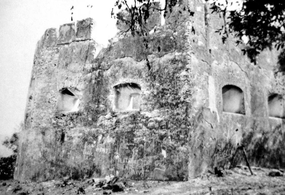 PIE DE FOTO ORIGINAL: "Vista de las caras posteriores del fortín antes de su restauración".