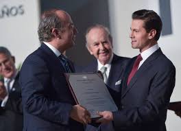 pena-nieto-premia-a-felipe-calderon